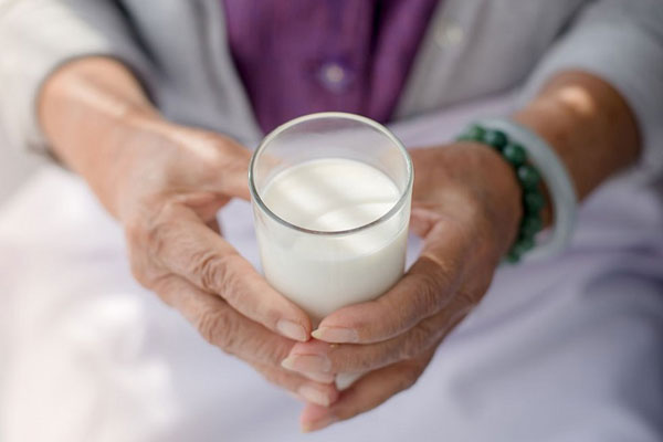 Người bệnh Parkinson nên dùng một cốc sữa nóng trước khi ngủ
